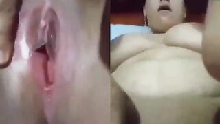 مصريه بتصور كسها وبتلعب فيه وبتقول لجوزه زبك وحشني اوي