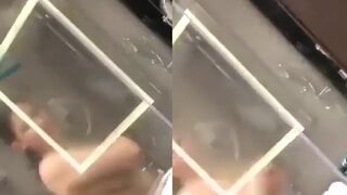الابن بيصور امه الفاجره تحت الدش