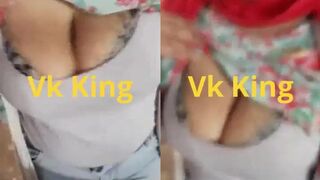 يمسك بزاز امه و يصورها الديوث