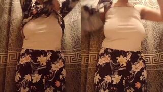 بتقلع اما اخوها علشان تتناك منه