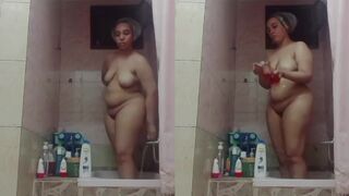 الابن بيصور امه في الحمام