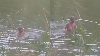 زوجة تستحم في بحيره يصورها مراهق قذر