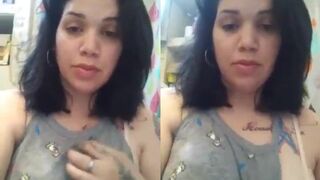 الخالة اللبوه تلعب في كسها الشهواني على الارض