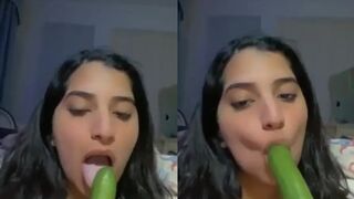 تمص الخيار الكبيره علشان تفشخ طيزها
