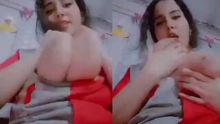 بزاز عسل نحل تمصها يشوه علشان مش قادره