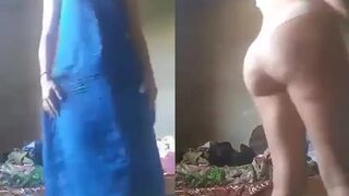 متناكة العسل تقلع لعشيقها علشان ينك طيزها