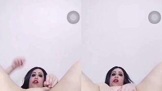 العاهرة امه بتلعب في كسها و الديوث ابنها بصورها