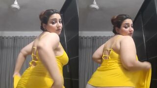 الفرسه الملبن تظهر طيزها القشطة العنتيل و زبه الكبير