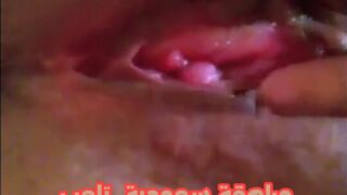 موزة سعودية مراهقة تلعب في كسها وبزازها بشهوة