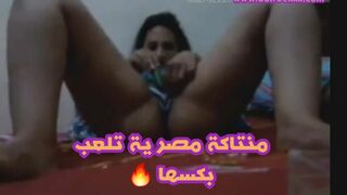 سكس مصري متناكة تلعب بالخيارة و توسع كسها