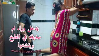 يدخل ورا ام صديقة في المطبخ ليساعدها و لكنة يتمكن منها و يلحس مهبلها و حلماتها